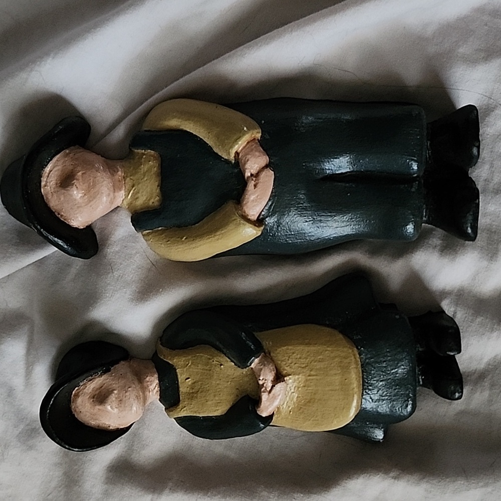 Set of two faceless Amish carvings